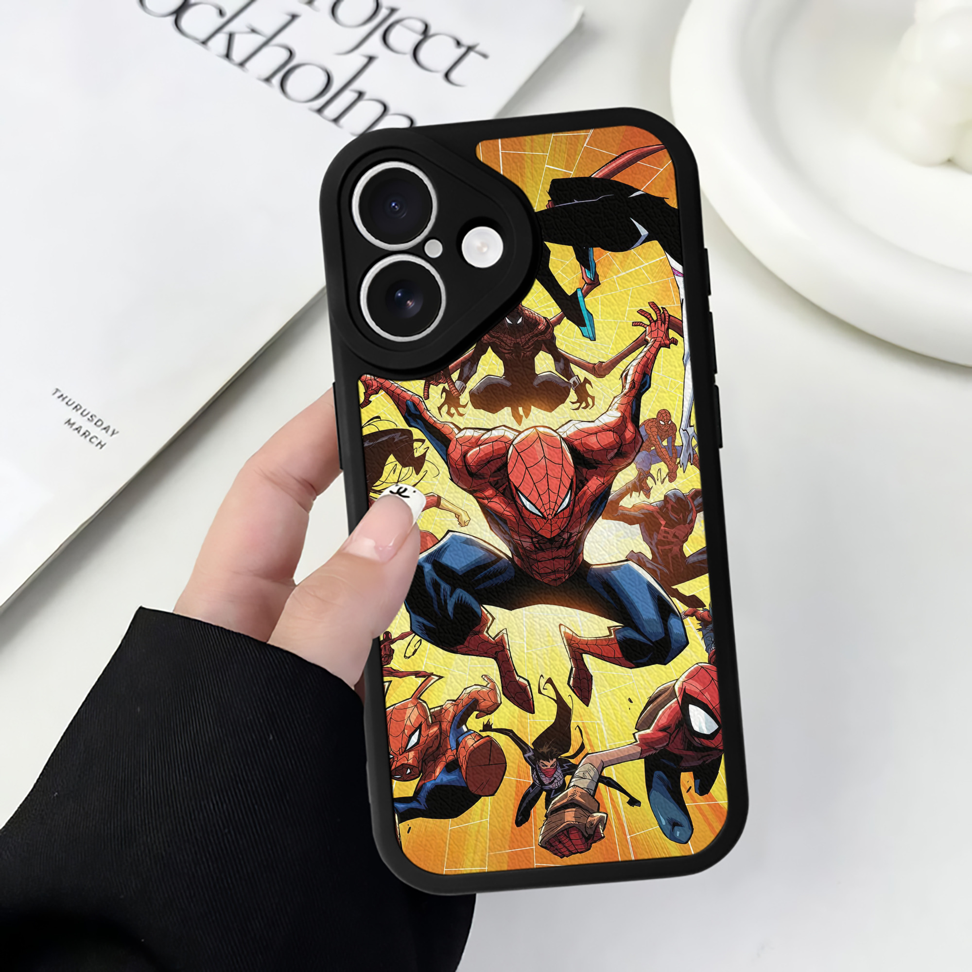（画像用） Spider Man スパイダーマン 【iPhone 16シリーズ対応】シリコンスマホケース（レザー調） 材質：シリコン